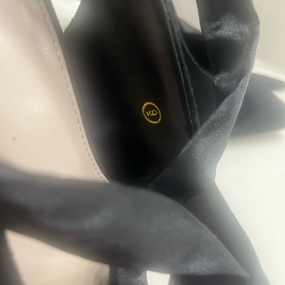 Elegant Black Women's Shoes with Ribbon Detail - Picture 3 of 4